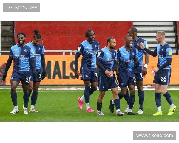 吉灵汉姆与贝利的激烈对决揭示足球战术与团队协作的深刻内涵